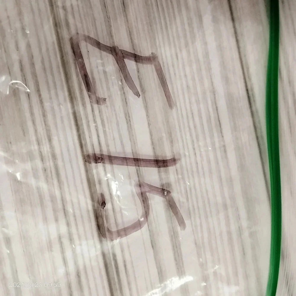 1/2" Silver Tone Hook Earrings Unsigned Beveled Pyramid Center Accent Pieces - Picture 10 of 10